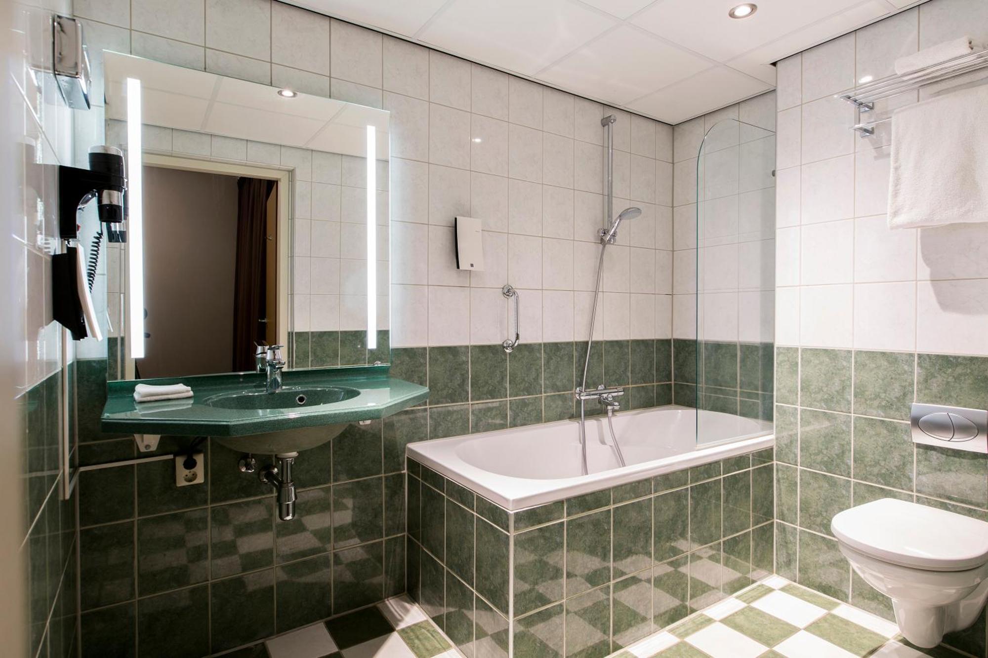 Leonardo Hotel Eindhoven City Center Former Crown Hotel Room photo
